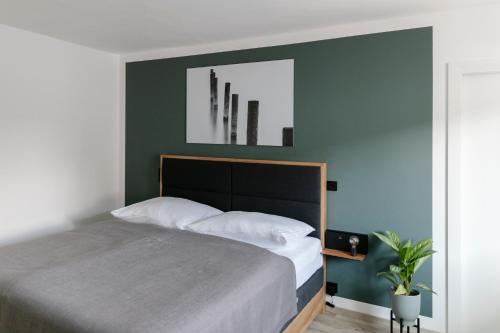 伊尔米茨Kracher Hotel Doppelzimmer的卧室配有一张床,墙上设有镜子