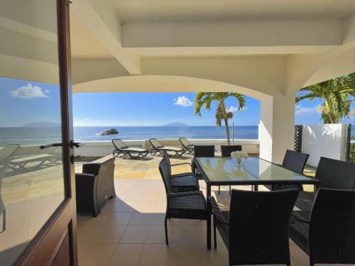 博瓦隆Beach View Villa - Beauvallon villas的海景用餐室