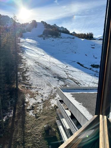 瓦尔SKI AUX PIEDS的从雪覆盖的田野的火车窗欣赏风景