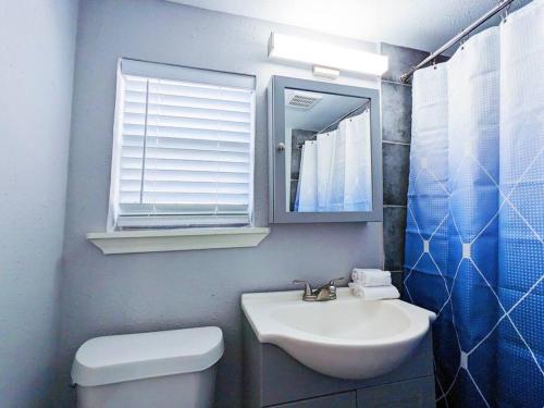 休斯顿Elegant 1Bed Montrose-CinqueTerre@TheItalianPlaza的一间带水槽、卫生间和镜子的浴室