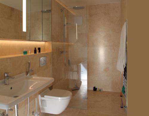 因斯布鲁克Gartenstudio Peony的浴室配有卫生间、盥洗盆和淋浴。