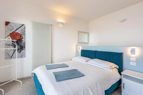 托里德尔贝纳科Casa Serena的一间卧室配有一张蓝色床头板的床