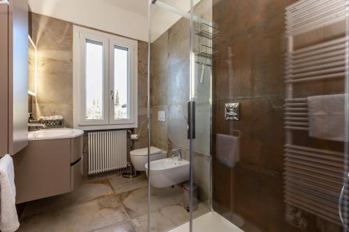 托里德尔贝纳科Casa Serena的一间带水槽、卫生间和淋浴的浴室