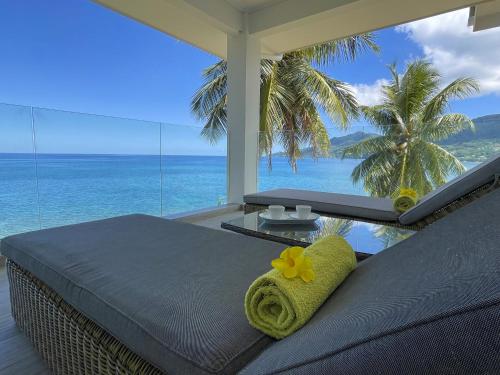 贝尔欧布莱VallonEnd Beachfront villa with excellent view的一间卧室设有一张床,享有海景
