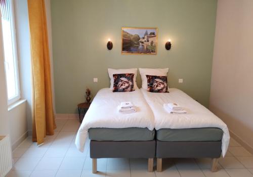布莱勒Hotel Rêve de la Vallée的一间卧室配有一张床,上面有两条毛巾