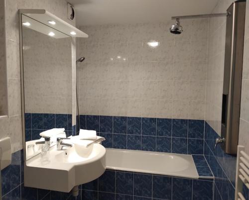 布莱勒Hotel Rêve de la Vallée的浴室配有盥洗盆和浴缸。