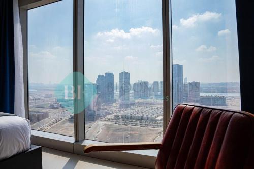 阿布扎比Stunning Studio In Gate Tower的客房可从窗户欣赏到城市美景