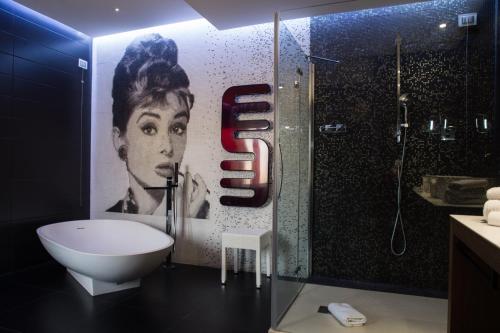 罗马Divina Luxury Hotel的带淋浴、卫生间和壁画的浴室