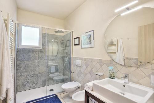 费拉约港Villetta San Martino的带淋浴、盥洗盆和卫生间的浴室