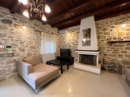 海若克利欧Pyrgou Villa with Shared Swimming pool的带沙发和壁炉的客厅