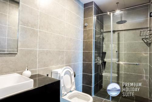 淡文Premium Holiday Suite beside Lost World Tambun的浴室配有卫生间、盥洗盆和淋浴。