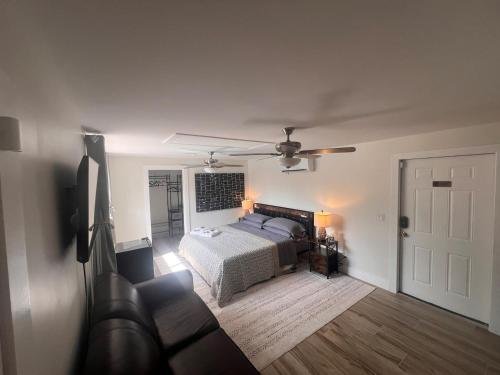 劳德代尔堡Carlton Guest house的一间卧室配有一张床和一台平面电视