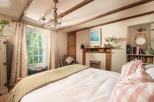圣阿格尼丝Roseneath的一间卧室设有一张床和一个窗口