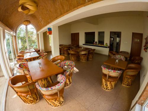 瓜纳华托La Cañada的享有带桌椅的餐厅的顶部景致