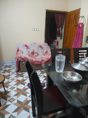 SunāmganjIsolated guest house的配有桌椅和床的房间
