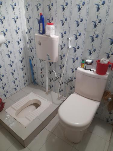 SunāmganjIsolated guest house的浴室配有带水槽的白色卫生间
