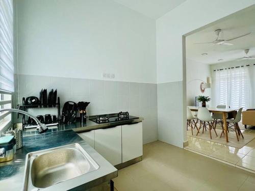 Kampung Saberang BalokCozy Scandi home @ Balok!的白色的厨房配有水槽和桌子