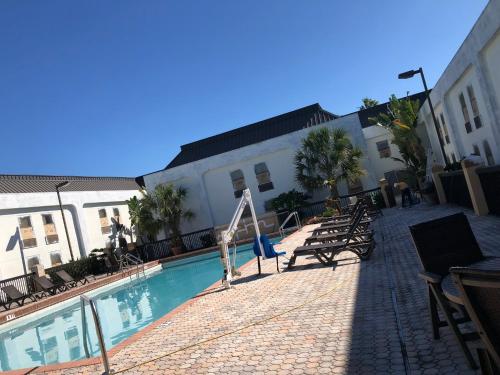 奥兰多Orlando Palms的大楼前设有游泳池的酒店