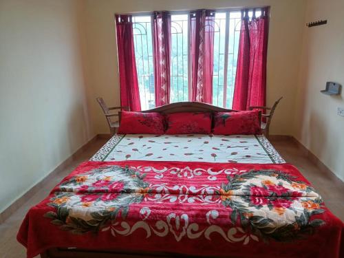 乌提Wander Valley的一间卧室配有一张带红色毯子的床和窗户。