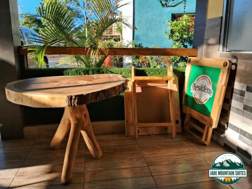 哈拉瓦科阿Jade Mountain Suites, Jarabacoa的木桌和标牌旁的长凳