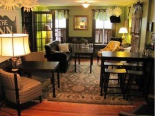 Jaffrey莫纳德诺克旅馆（Monadnock Inn）的客厅配有沙发和桌子