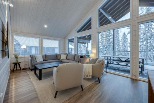 耶姆赛Luksushuvila Himos Hillside的带沙发、椅子和窗户的客厅