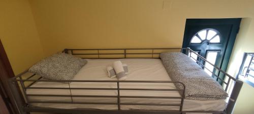 奥良Recanto do Algarve的床上有2个枕头