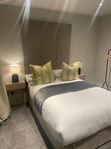 利物浦Luxurious 1 Bed - CITY VIEWS的一间卧室配有一张带黄色枕头的大床
