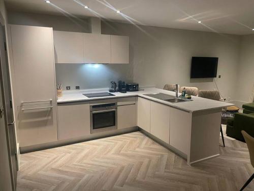 利物浦Luxurious 1 Bed - CITY VIEWS的厨房配有白色橱柜和台面