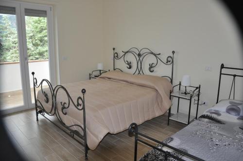 蒙特科尔维诺-罗韦拉La Vecchia Lanterna的一间卧室设有一张床和一个窗口