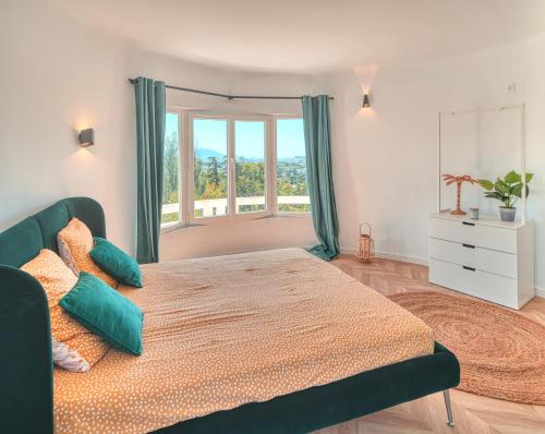 马赛La Bastide de Saint Barnabé - Jacuzzi Terrasse Clim Wifi Parking Petanque的一间卧室设有一张大床和一个窗户。