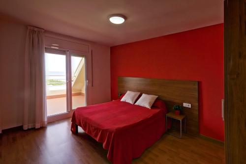 圣苏珊娜邦瑞珀斯阿公寓的红色的卧室设有床和窗户