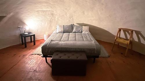 蓬塔乔罗斯Entre Dunas y Caracolas的一间卧室,卧室内配有一张床和一把椅子