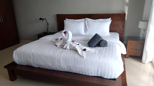Phra Ae beach2 Bedroom Seaview Lanta Sport Resort 303的一间卧室配有一张带两个天鹅的床