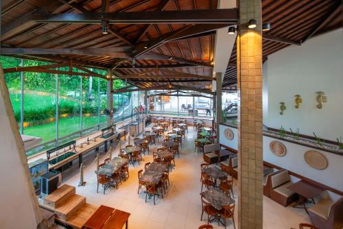 塞古罗港夏利玛普拉亚最佳西方酒店的享有带桌椅的餐厅的顶部景致