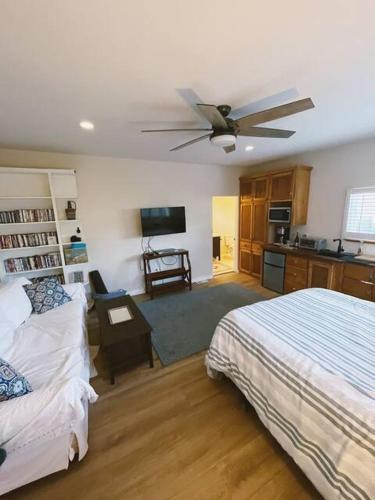 圣地亚哥OB Paradise的一间卧室配有一张床和吊扇