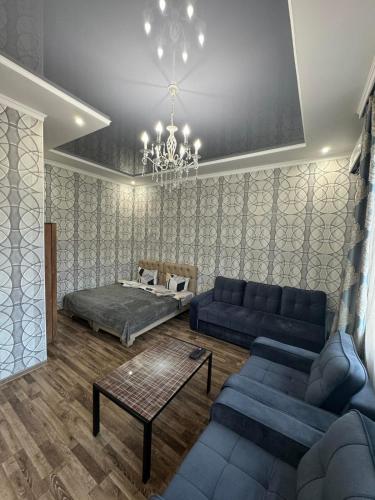 瓦纳佐尔Комфортная квартира в центре的客厅配有蓝色的沙发和床。