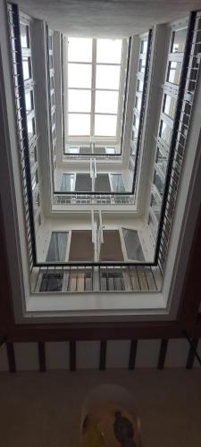 加的斯Apartamento Omnia, Feel Cádiz的建筑中一个空房间,有大窗户