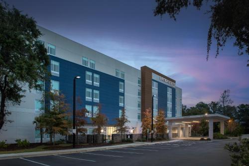 查尔斯顿SpringHill Suites By Marriott Charleston Airport & Convention Center的一张带停车场的办公楼的照片