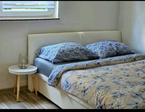 奥西耶克Oaza mira的一张带两张枕头的床和一张桌子
