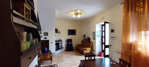 Pianillocasa vacanze “Tra cielo e mare” Agerola的客厅配有沙发和桌子