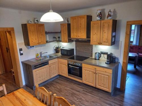 弗拉塔赫Appartement Jana的厨房配有木制橱柜和炉灶烤箱。