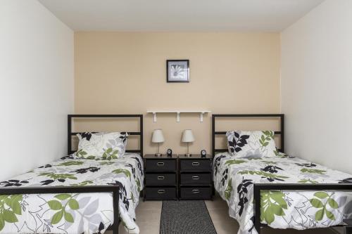 夏洛特港湖畔阿迪度假屋的一间带两张床和梳妆台的卧室