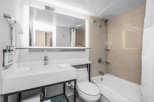 旧金山Holiday Inn San Francisco - Golden Gateway, an IHG Hotel的浴室配有盥洗盆、卫生间和浴缸。