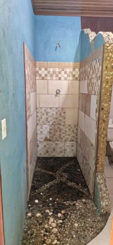 RusiaFinca Mamacita的带淋浴的浴室(铺有岩石地板)