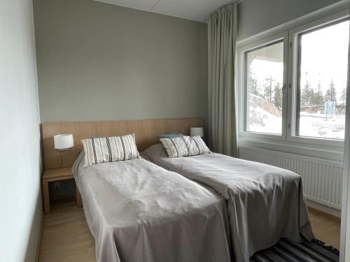 鲁卡R-Chalet Ruka (2302)的一间卧室设有一张床和一个窗口
