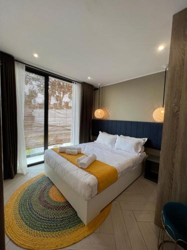 塔那那利佛Yvanka Appart City Antananarive的一间卧室设有一张大床和一个大窗户