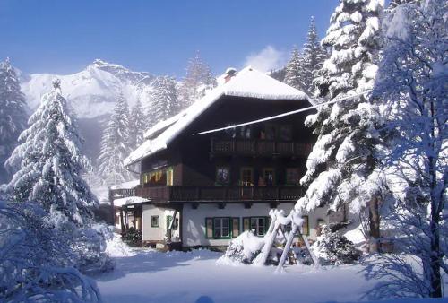 马尔尼茨Alpengasthof Gutenbrunn的一座大建筑,上面有雪