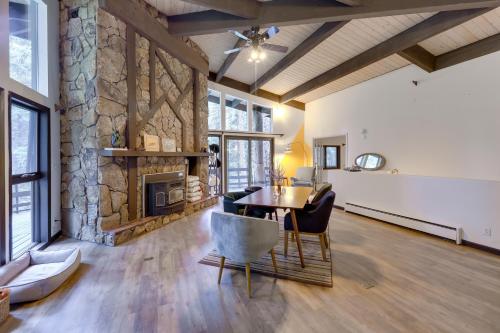 DumontMid-Century Cabin Creekside, Easy Access to i-70的客厅配有桌子和石头壁炉