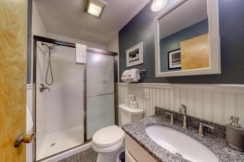 约克Long Sands Escape的浴室配有卫生间、盥洗盆和淋浴。